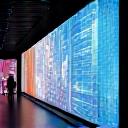 Digitale tentoonstelling op groot scherm met abstracte kunst
